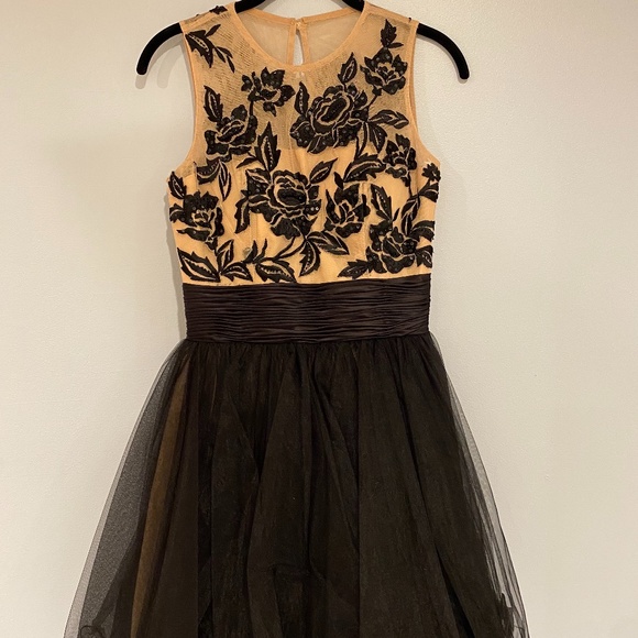 Black & Nude Sleeveless Cocktail dress - Picture 1 of 9